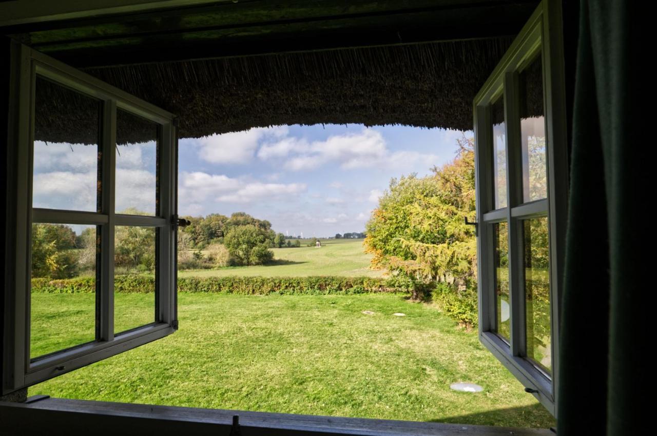Reetdachhaus Mit Grossem Garten Und Kamin マルロー エクステリア 写真